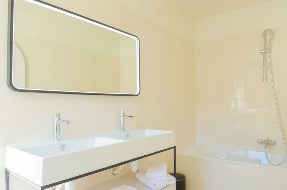 Junior Suite Imperial | Bathroom | Free toiletries, hair dryer, towels, soap