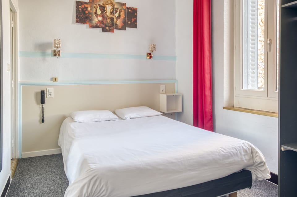 Standard Double Room | Iron/ironing board, free WiFi, bed sheets