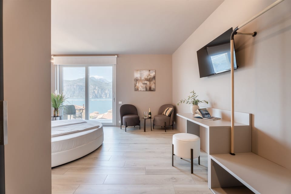Junior Suite Deluxe with balcony and lake view | In-room safe, desk, iron/ironing board (on request), WiFi (free)