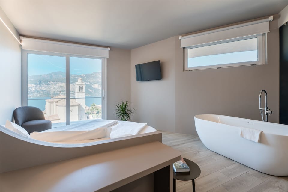 Junior Suite Superior With Balcony And Lake View | In-room safe, desk, iron/ironing board (on request), WiFi (free)