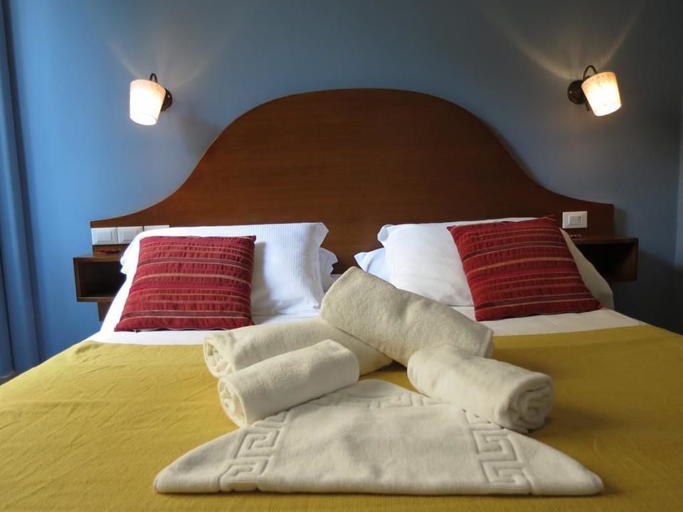Frette Italian sheets, hypo-allergenic bedding, pillowtop beds, desk