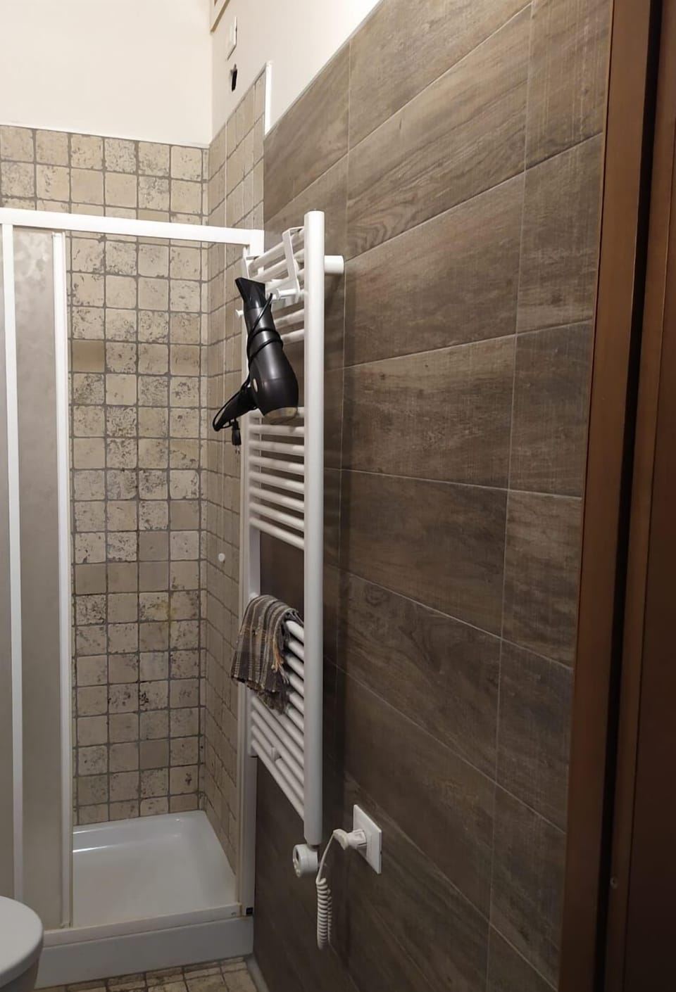 Economy Double Room | Bathroom shower