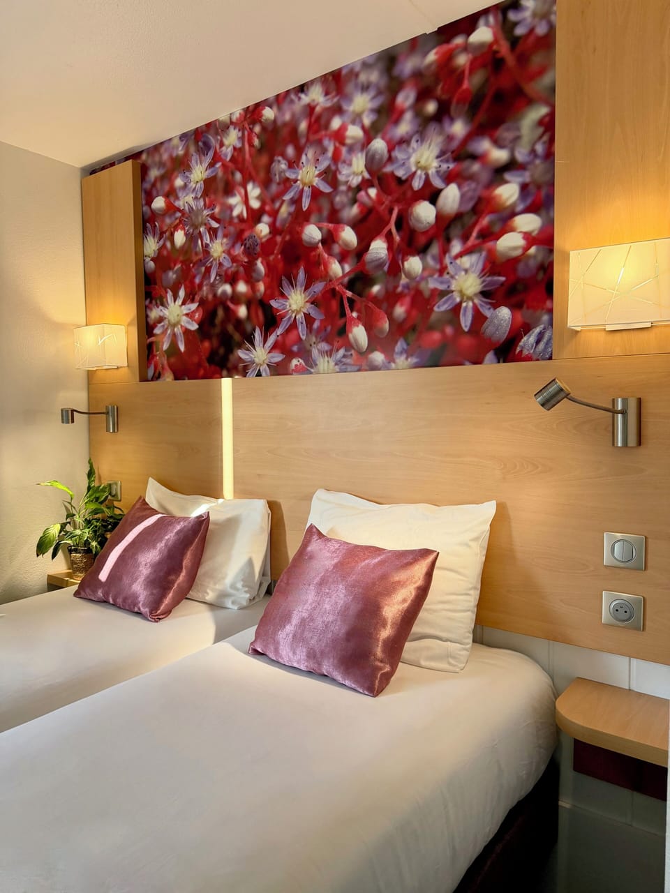 Twin Room | Desk, free cribs/infant beds, free WiFi, bed sheets