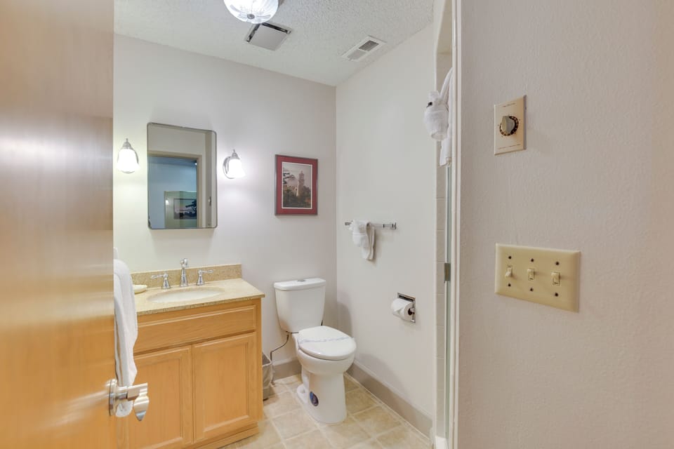 Full Bathroom | Towels Provided