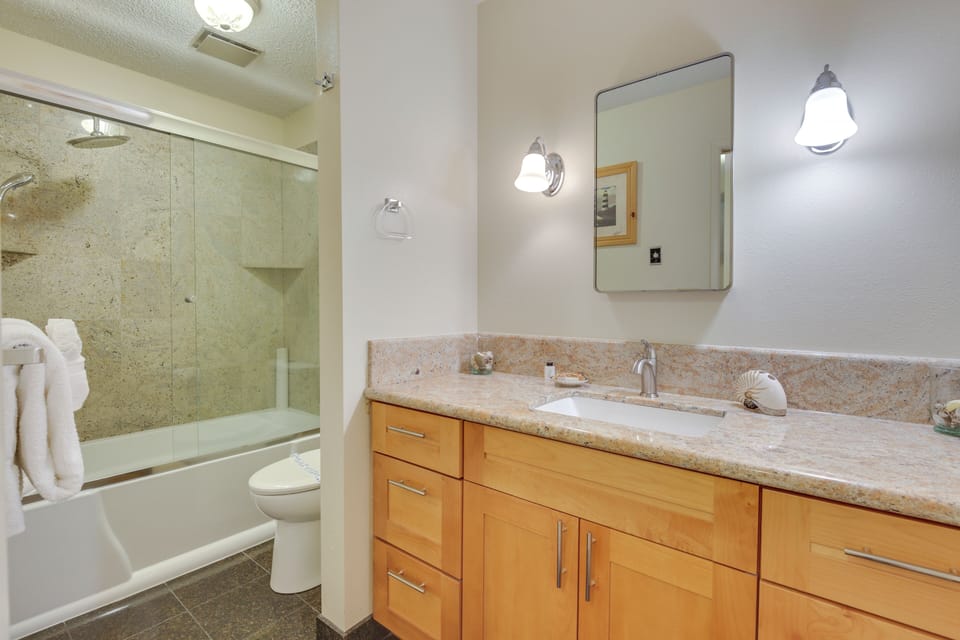 Full Bathroom | Toiletries Provided
