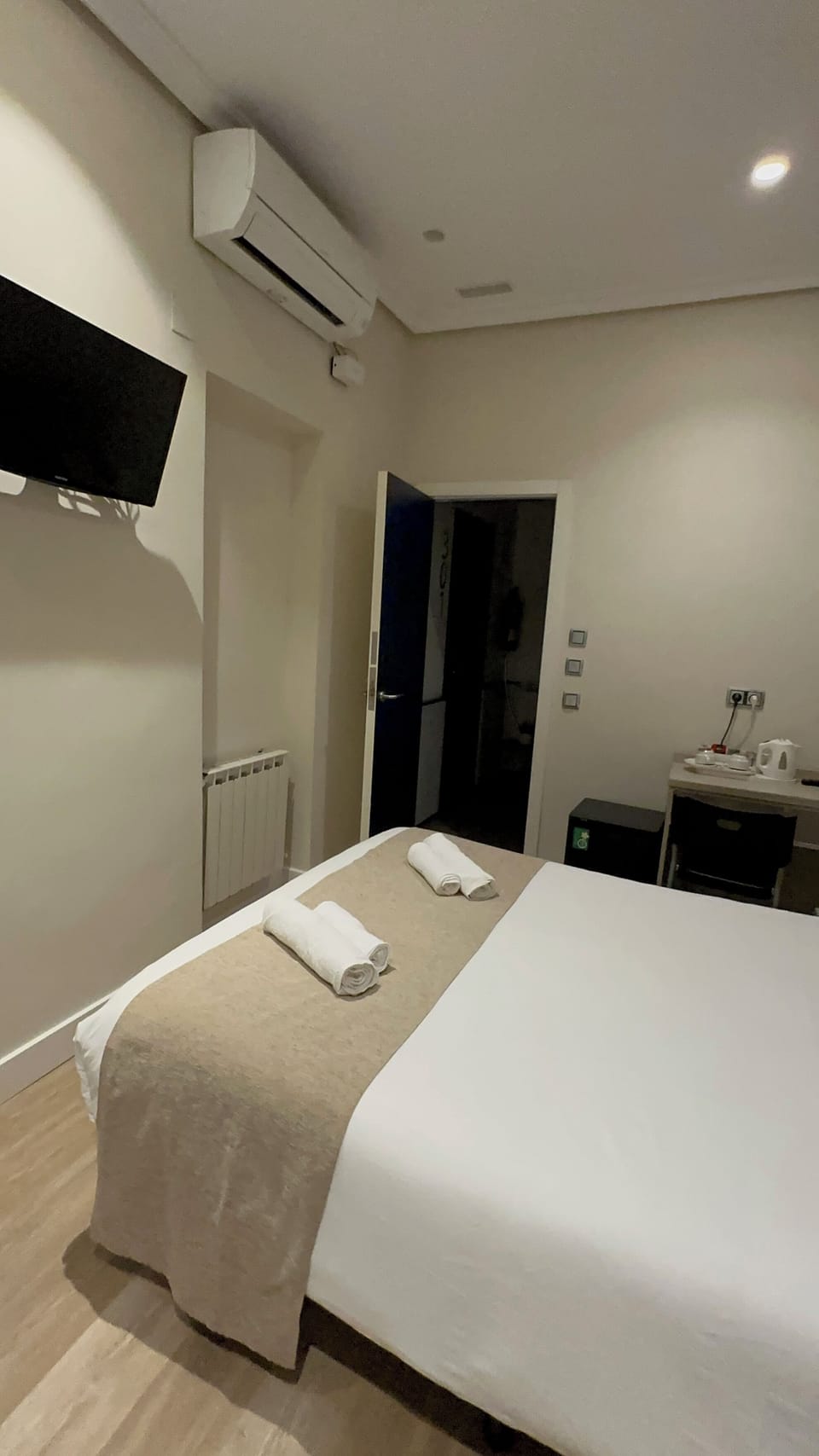 Double Room | Down comforters, in-room safe, WiFi (free), bed sheets