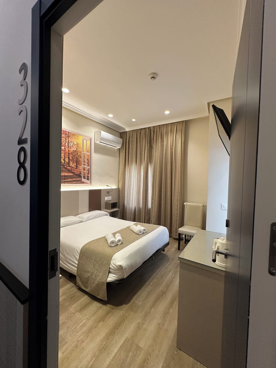 Double Room | Down comforters, in-room safe, WiFi (free), bed sheets