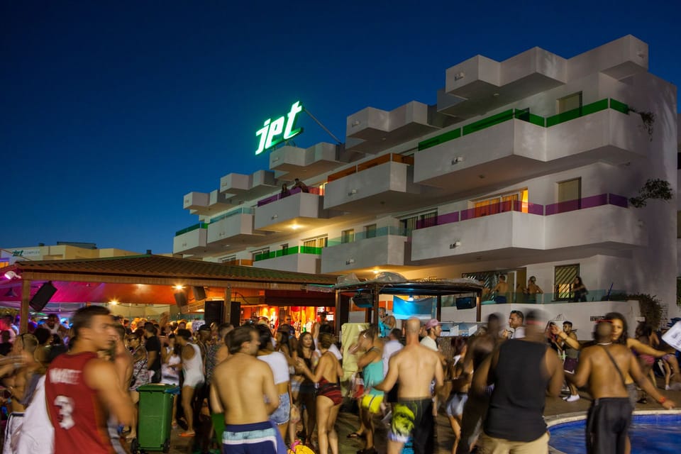 Poolside bar