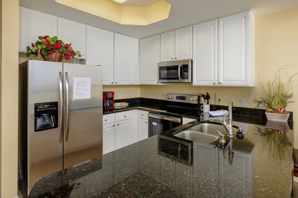 Kitchen/Granite & Stainless Appliances