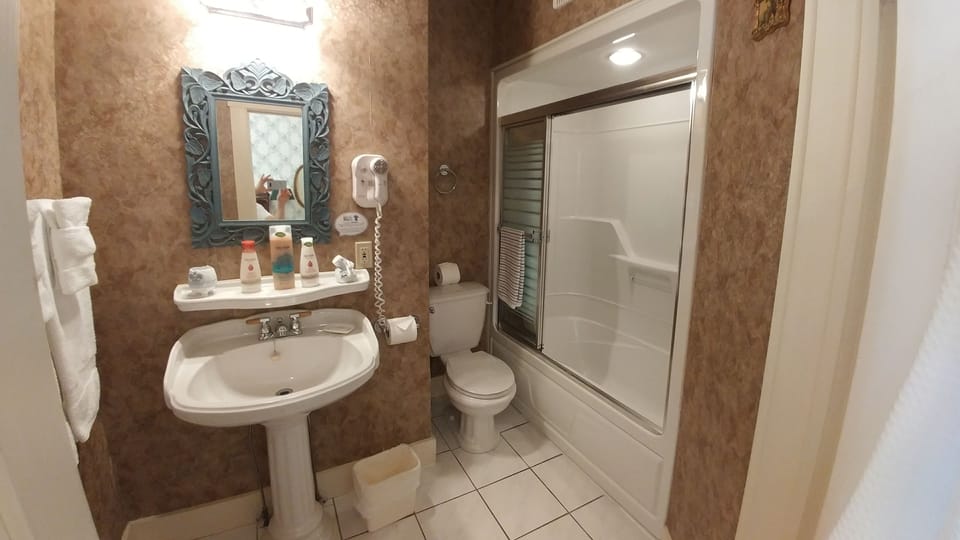 King Room, 1 King Bed | Bathroom | Free toiletries, hair dryer, towels, soap