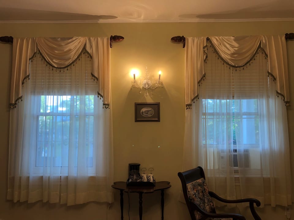 King Room, 1 King Bed | Coffee and/or coffee maker