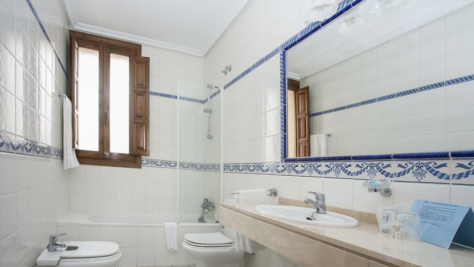 Combined shower/tub, towels, soap, shampoo
