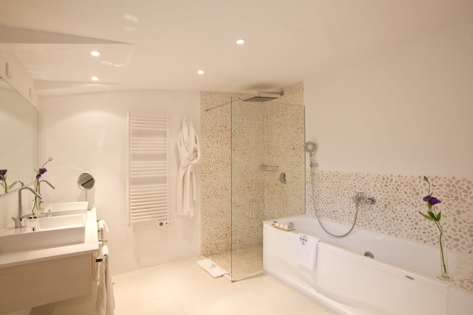 Junior Suite, Terrace | Bathroom | Free toiletries, hair dryer, bathrobes, slippers