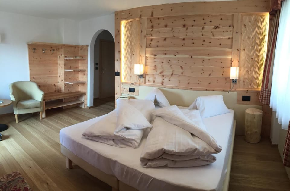 Down comforters, in-room safe, desk, blackout drapes