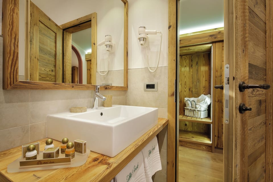 CAMERA MATRIMONIALE/DOPPIA CON LETTI SINGOLI CON VISTA MONTAGNA | Bathroom | Free toiletries, hair dryer, slippers, bidet