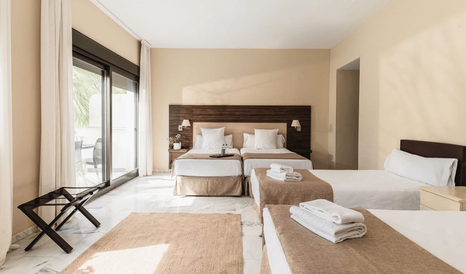 Family Room | In-room safe, desk, free WiFi, bed sheets