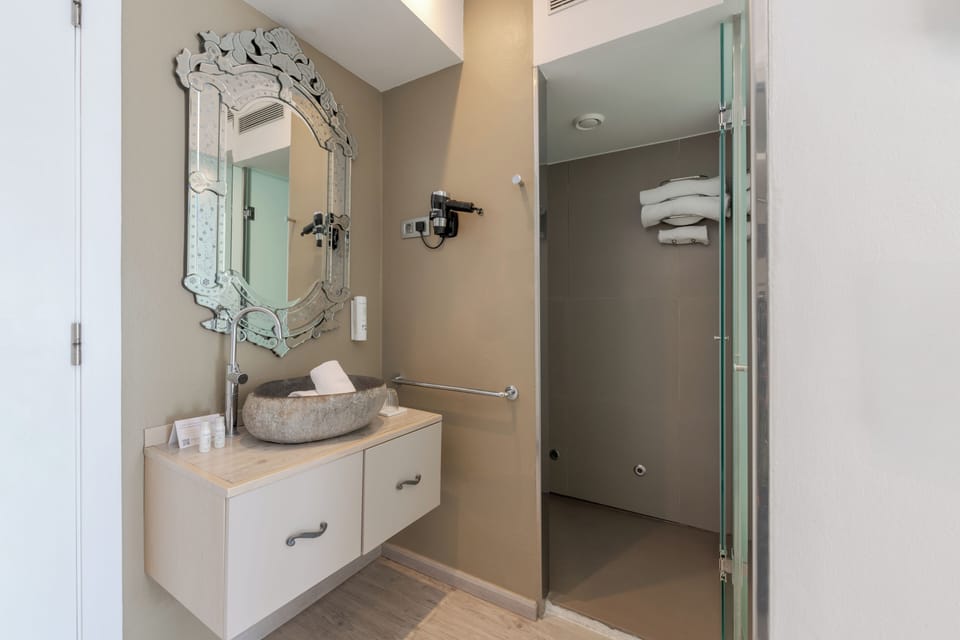 Rainfall showerhead, free toiletries, hair dryer, towels