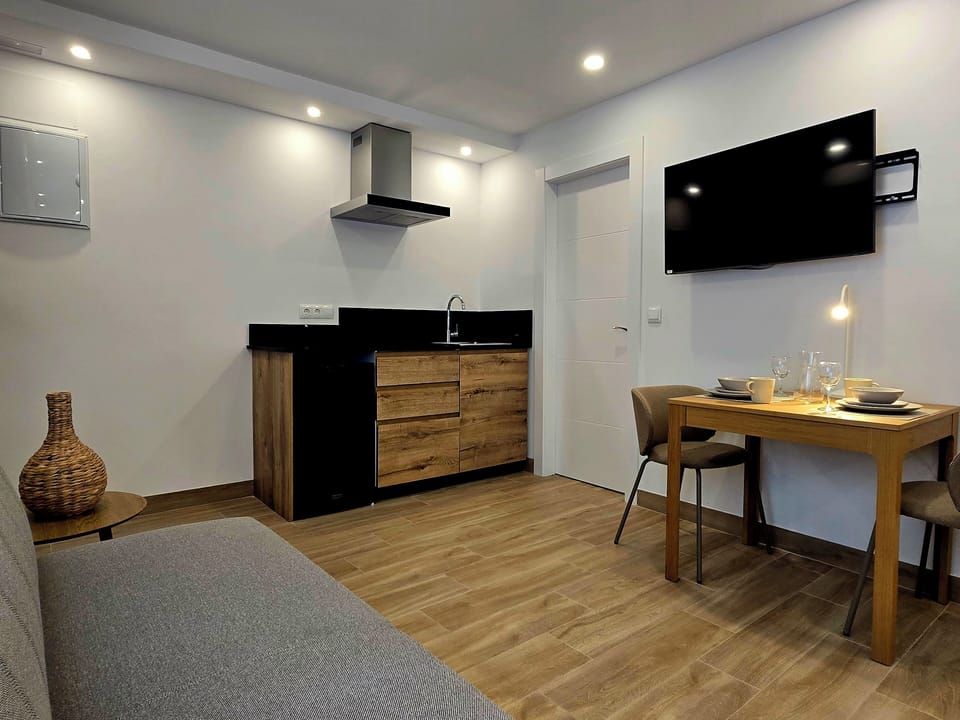 Superior Double Room, Kitchenette | Private kitchen | Cookware/dishes/utensils