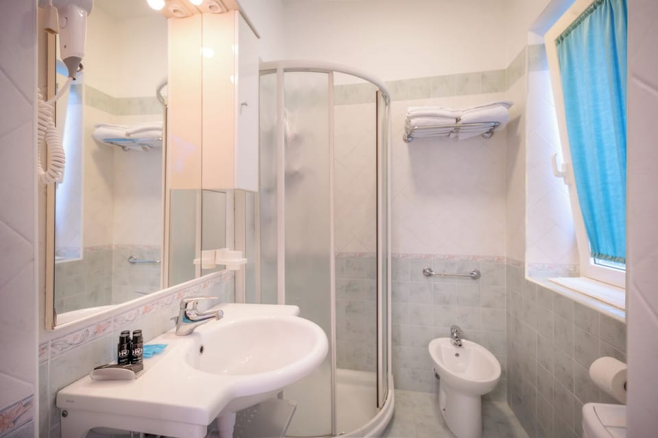 Triple Room | Bathroom | Shower, free toiletries, hair dryer, bidet