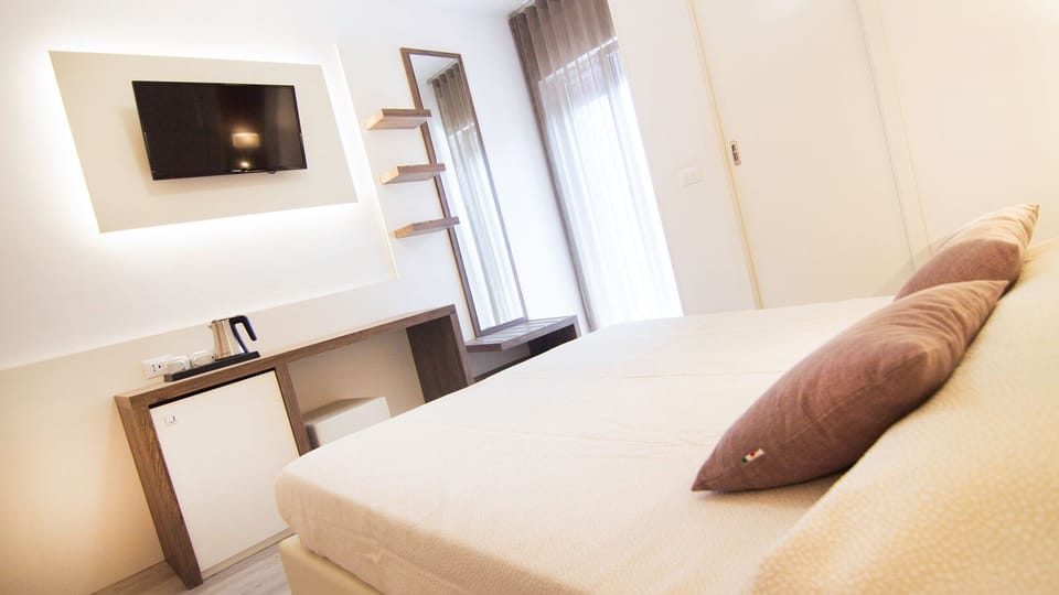 Comfort Double Room, 1 Double Bed, Garden View | Minibar, in-room safe, desk, WiFi (free)