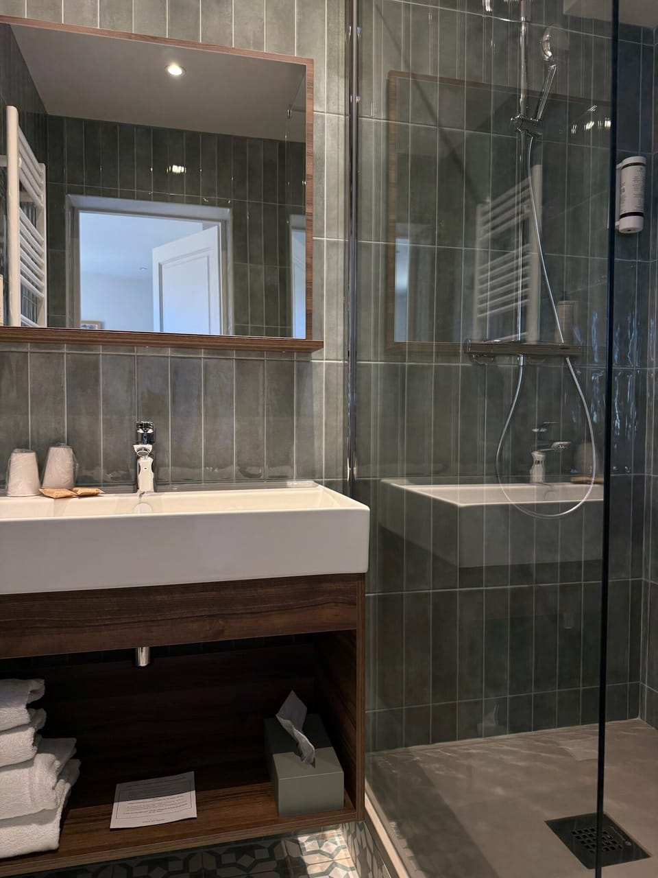 Superior Double Room | Bathroom | Hair dryer, towels