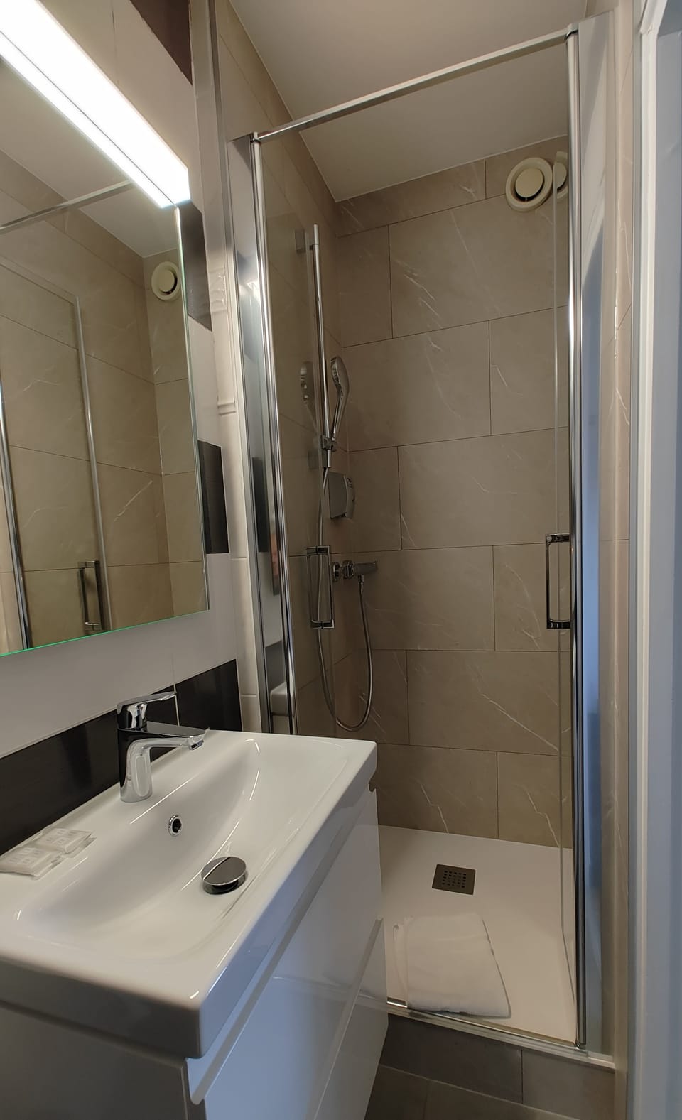 Logis Hotel Les Bleuets Hotel in Royan