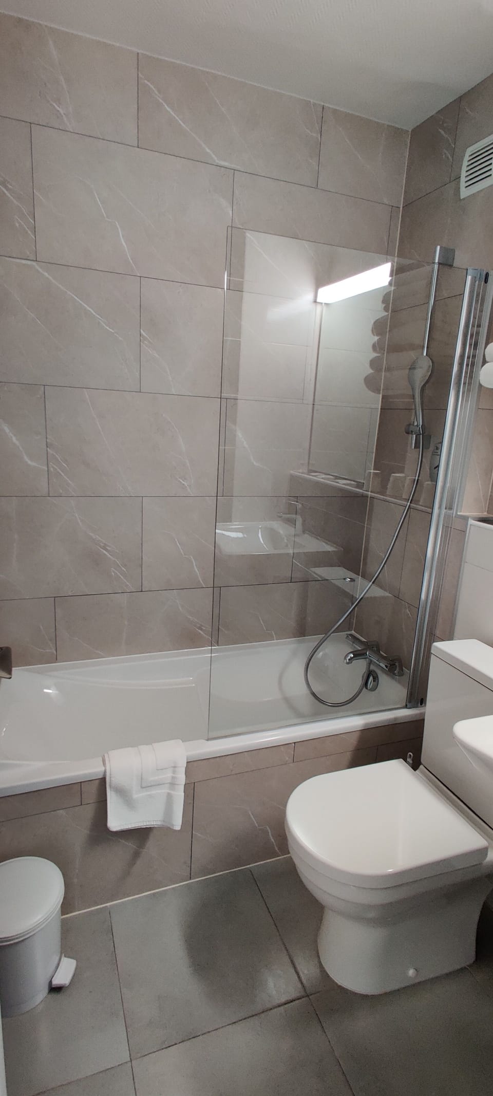 Logis Hotel Les Bleuets Hotel in Royan