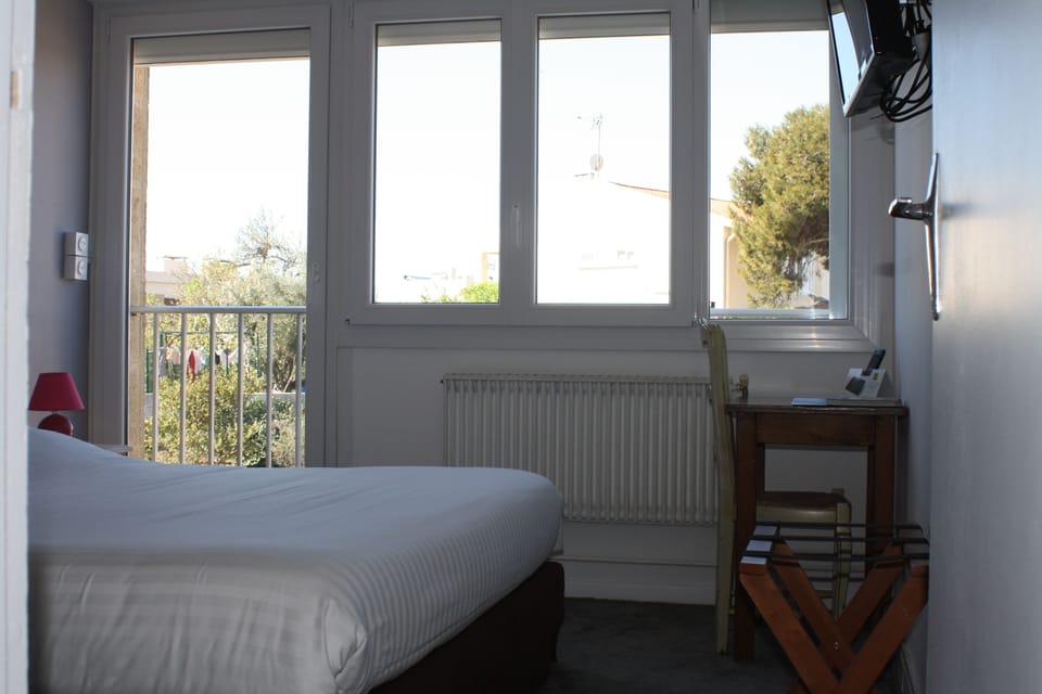 Comfort Double Room | Premium bedding, desk, soundproofing, free WiFi