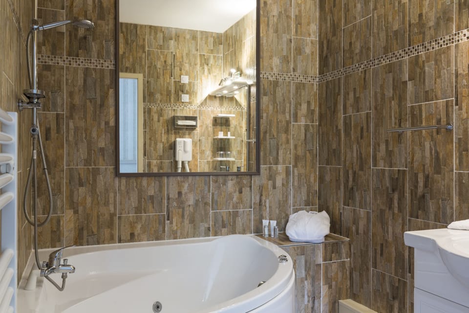 Standard Suite | Bathroom | Free toiletries, towels