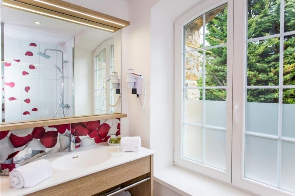 Room (Privilege) | Bathroom | Shower, bathrobes, towels
