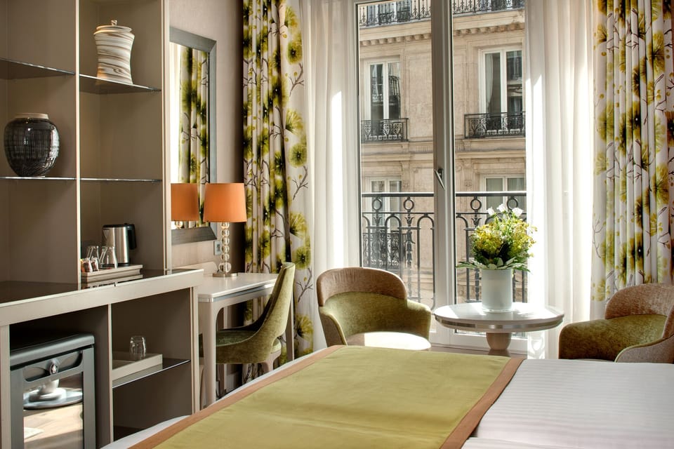 Room | Premium bedding, in-room safe, desk, blackout drapes
