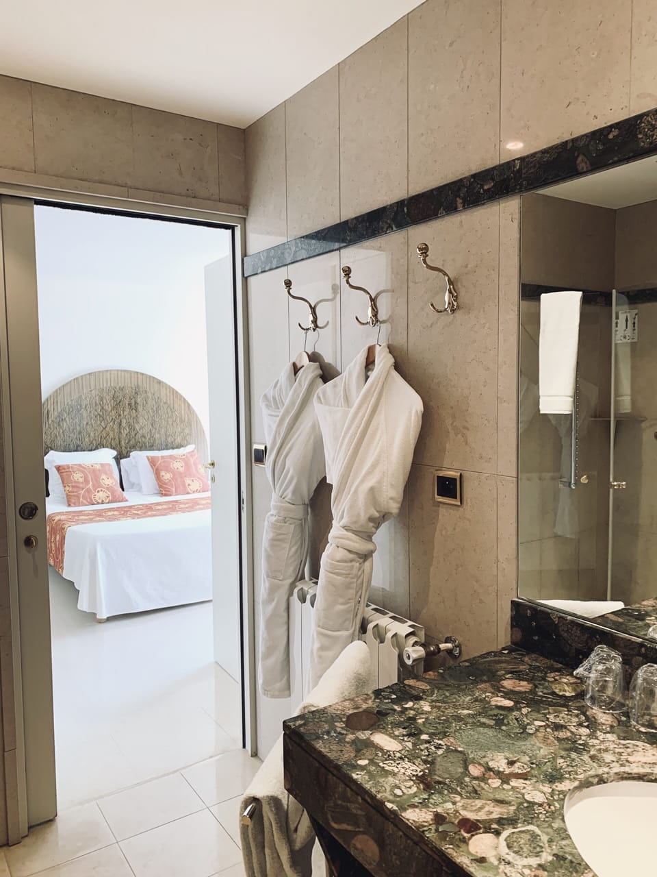 Suite 2 People | Bathroom | Free toiletries, hair dryer, towels, soap