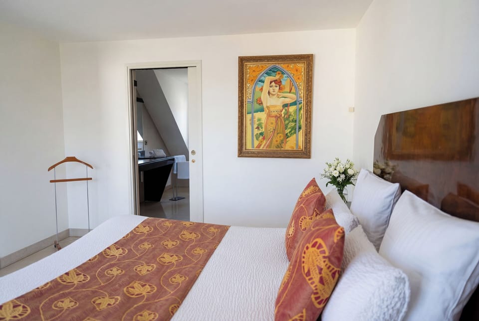 Suite for 1 Person | Individually decorated, individually furnished, desk, laptop workspace