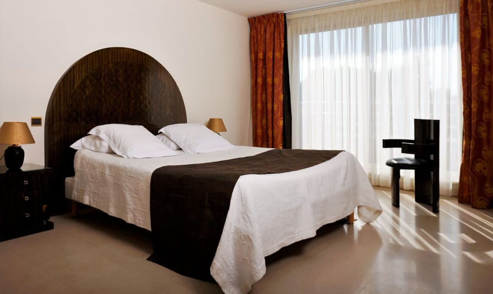 Suite 2 People | Individually decorated, individually furnished, desk, laptop workspace