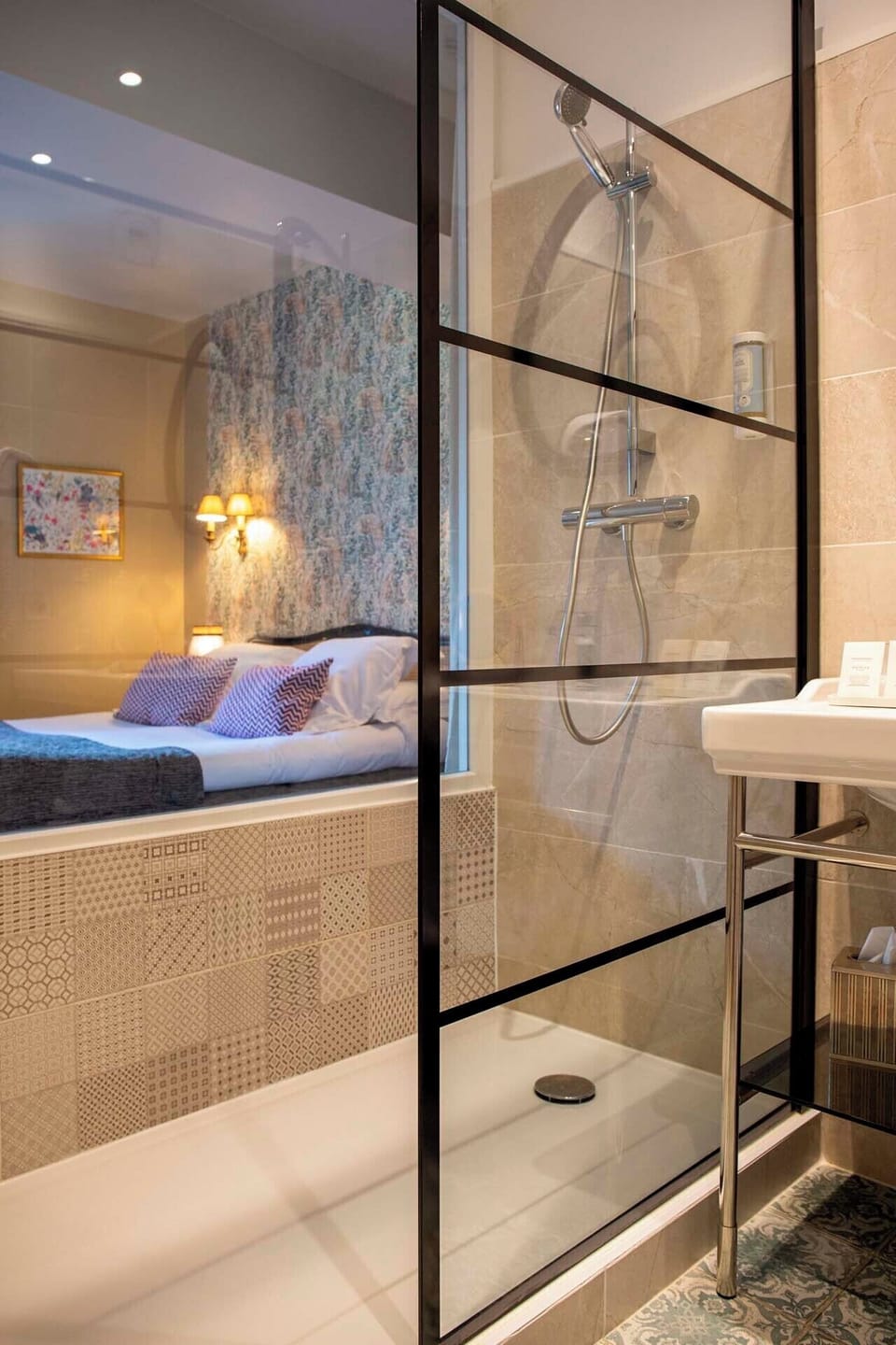 Classic Room with Balcony | Bathroom | Free toiletries, hair dryer, bathrobes, towels