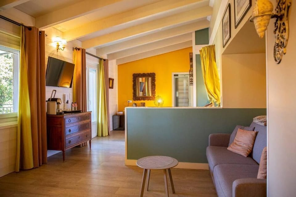 Junior Suite | Minibar, in-room safe, desk, soundproofing