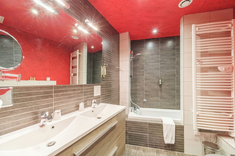 Comfort Suite | Bathroom | Bathtub, free toiletries, hair dryer, towels