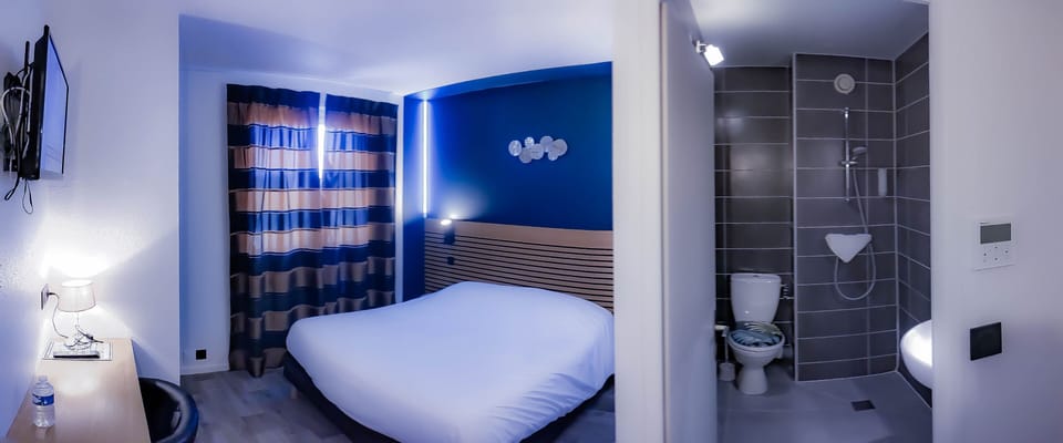 Desk, laptop workspace, soundproofing, free WiFi