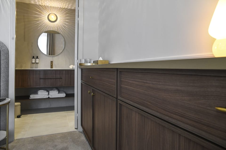 Suite (Prestige) | Bathroom | Free toiletries, hair dryer, bathrobes, towels