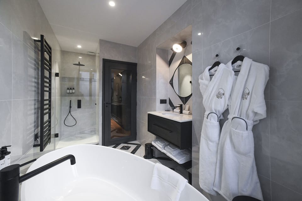 Junior Suite, Terrace (Deluxe) | Bathroom | Free toiletries, hair dryer, bathrobes, towels
