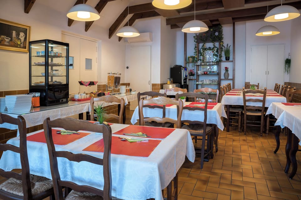 Daily buffet breakfast (EUR 9.50 per person)