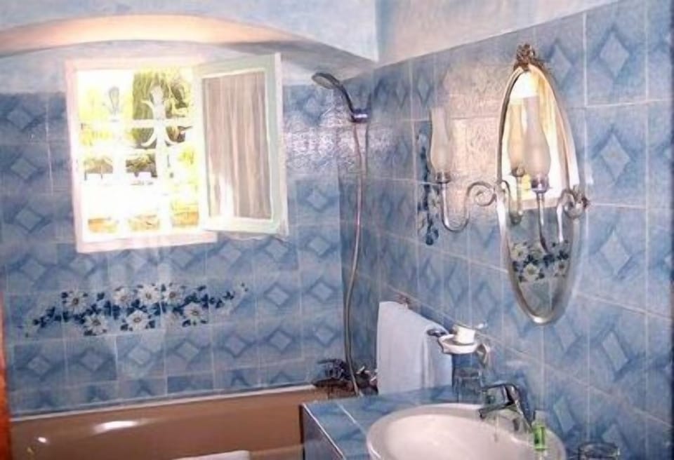 Standard Room, 2 Twin Beds | Bathroom | Free toiletries, hair dryer, bidet, towels