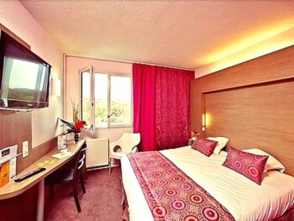 Desk, soundproofing, iron/ironing board, free WiFi