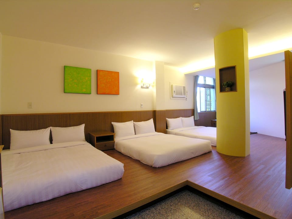 Family Room | Desk, blackout drapes, free WiFi, bed sheets