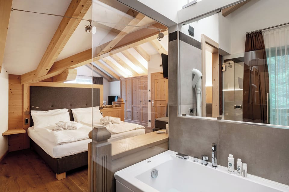 Suite (Termal) | Frette Italian sheets, down comforters, Select Comfort beds, minibar