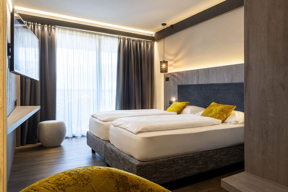 Hypo-allergenic bedding, down comforters, in-room safe, free WiFi