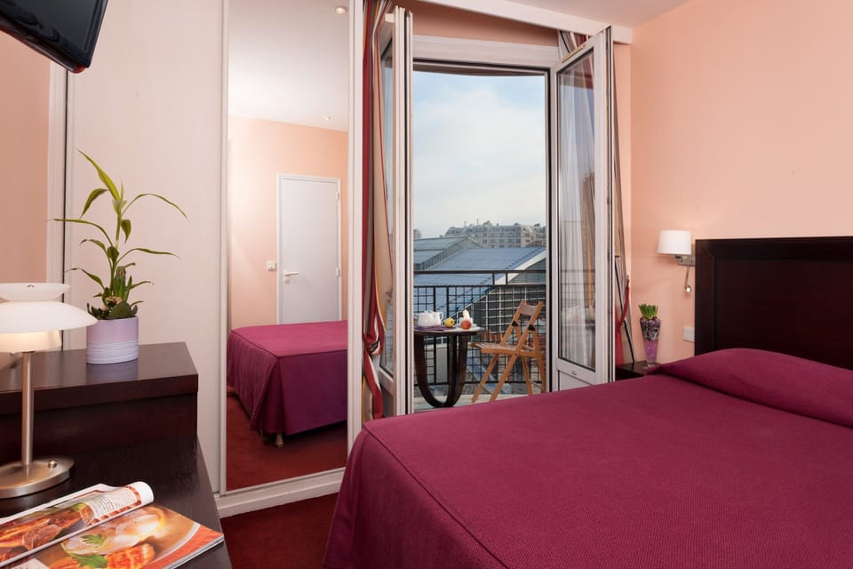 Standard Double Room | Minibar, in-room safe, desk, soundproofing