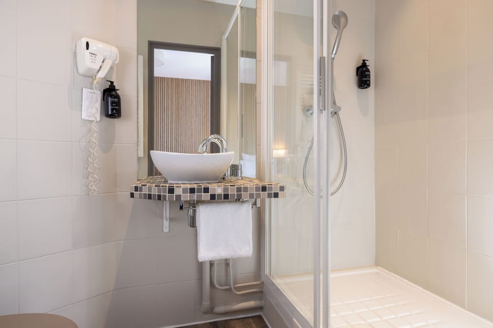 Twin Room | Bathroom | Hair dryer, towels, soap, shampoo