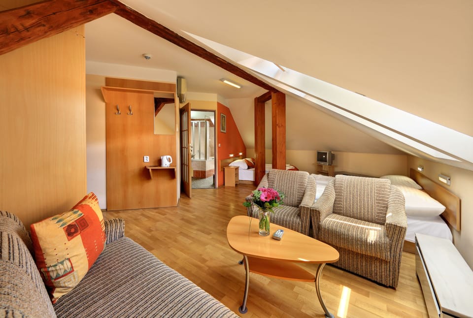 Classic Quadruple Room | In-room safe, desk, iron/ironing board, free WiFi