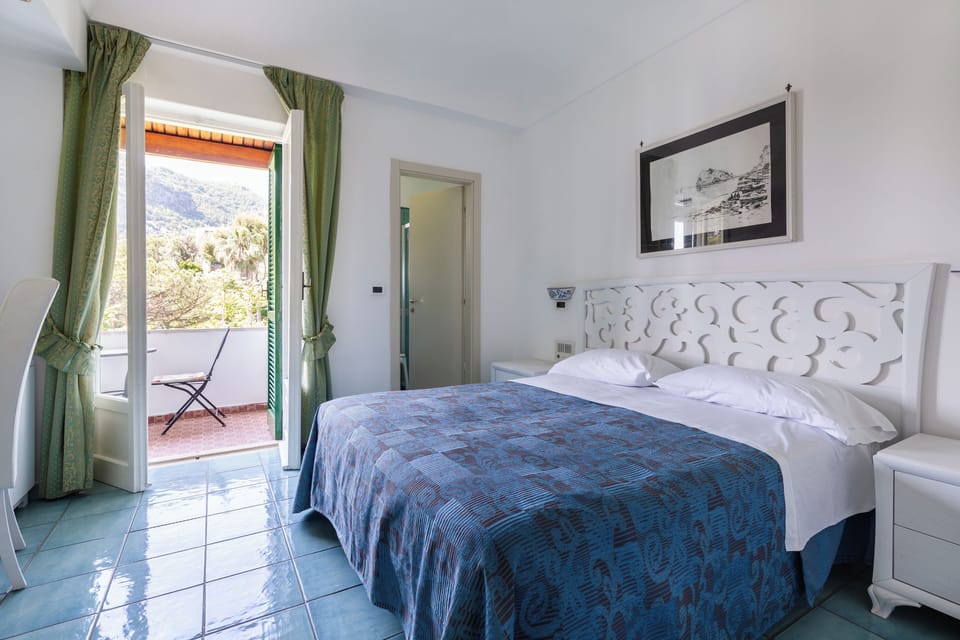 Double Room | Minibar, in-room safe, desk, soundproofing